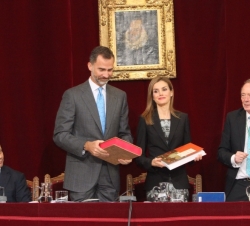 Don Felipe y Doña Letizia con la edición facsimilar del Diccionario de Autoridades y del Catálogo de la Exposición "La lengua y la palabra. Tresc
